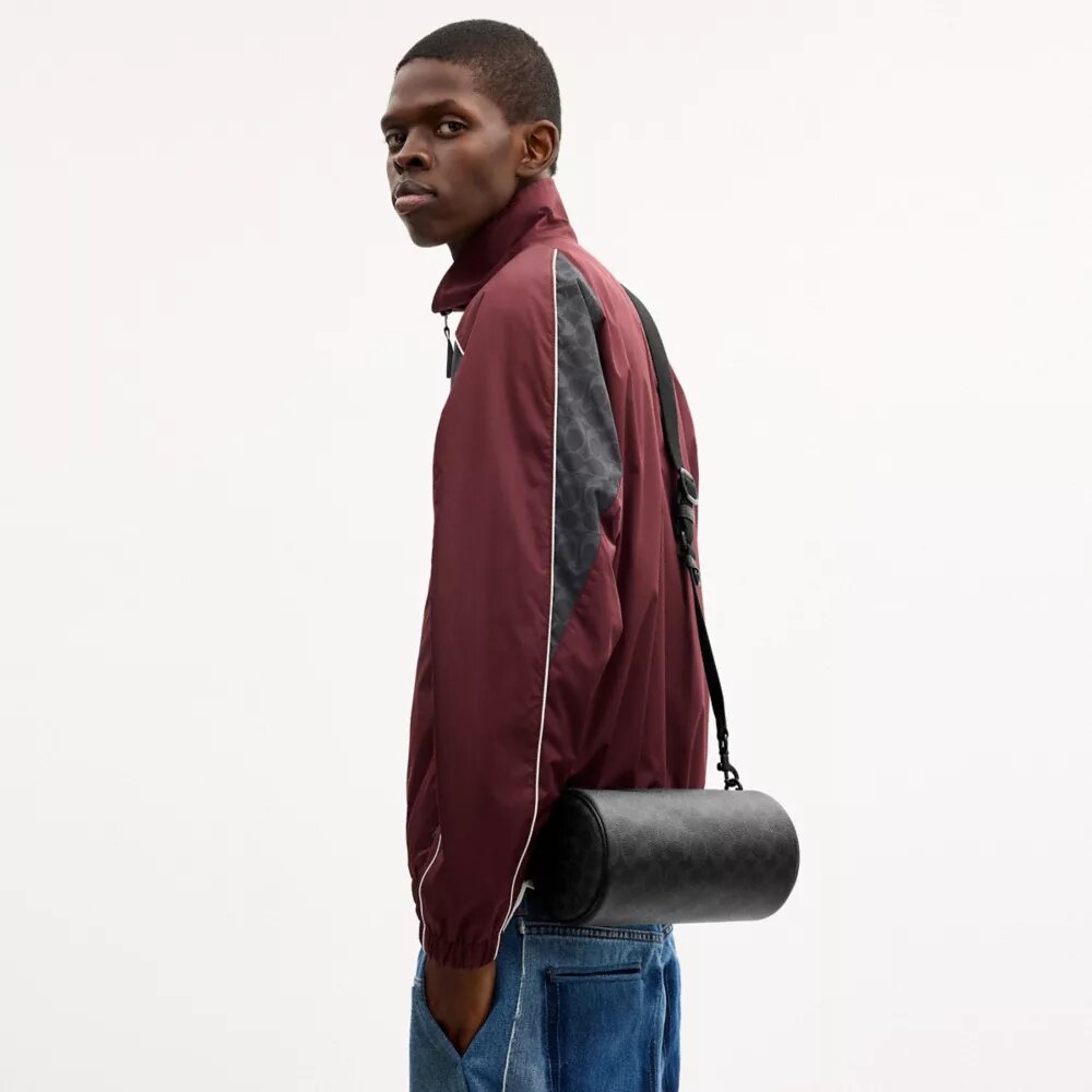 Andre Barrel Bag 24 i Signature Canvas