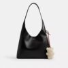 Björnformade väsksmycken i shearling