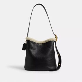 Bleecker Bucket Bag i shearling