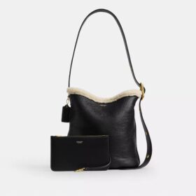 Bleecker Bucket Bag i shearling