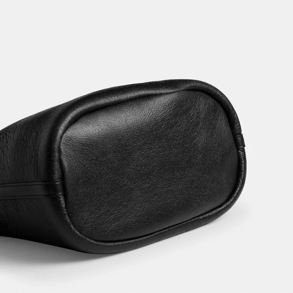 Bleecker Bucket Bag i shearling