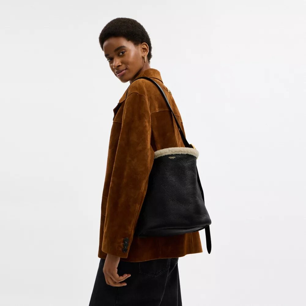 Bleecker Bucket Bag i shearling