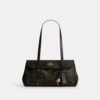 Bridget axelremsväskor med lock i Loved Signature Canvas med smycken