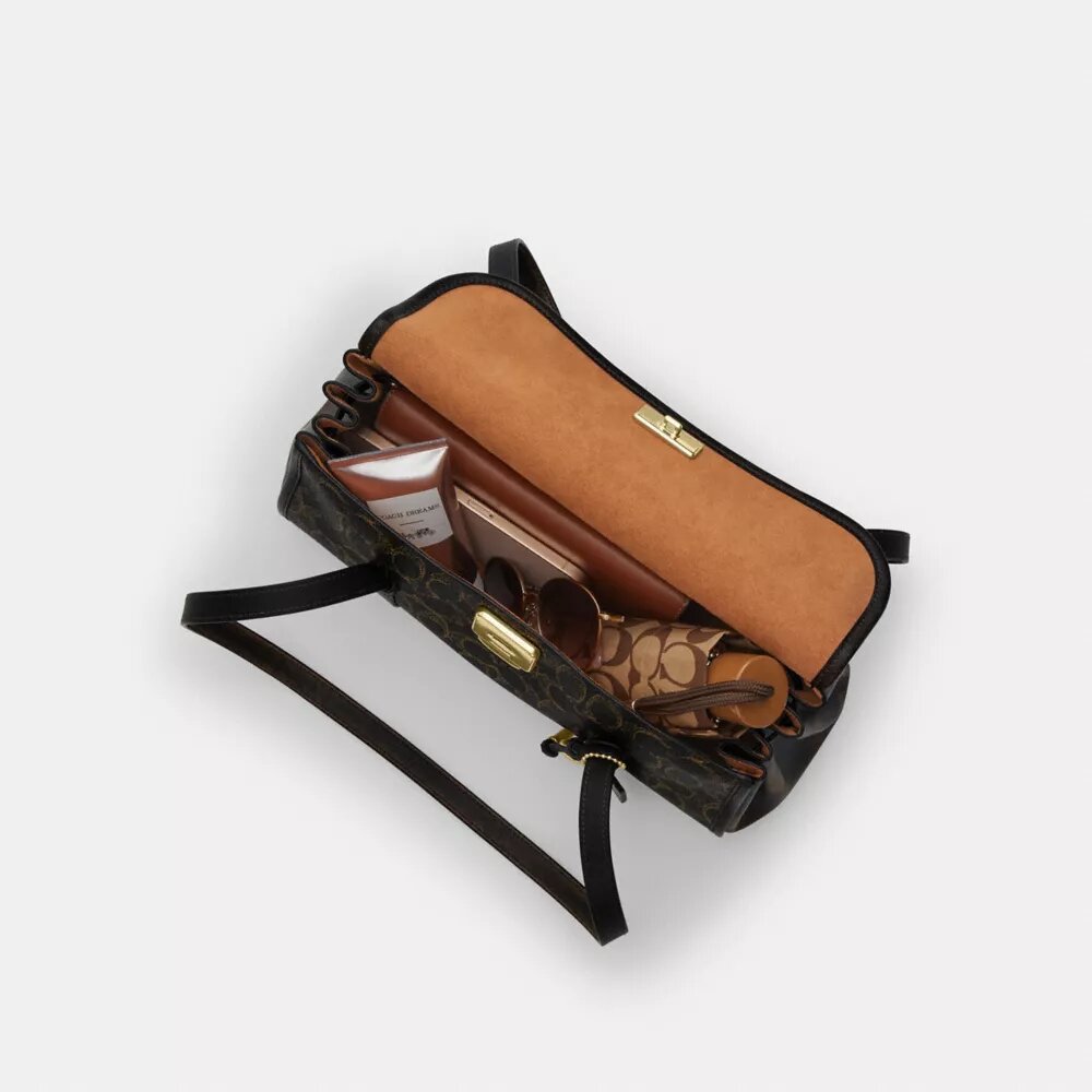 Bridget axelremsväskor med lock i Loved Signature Canvas med smycken