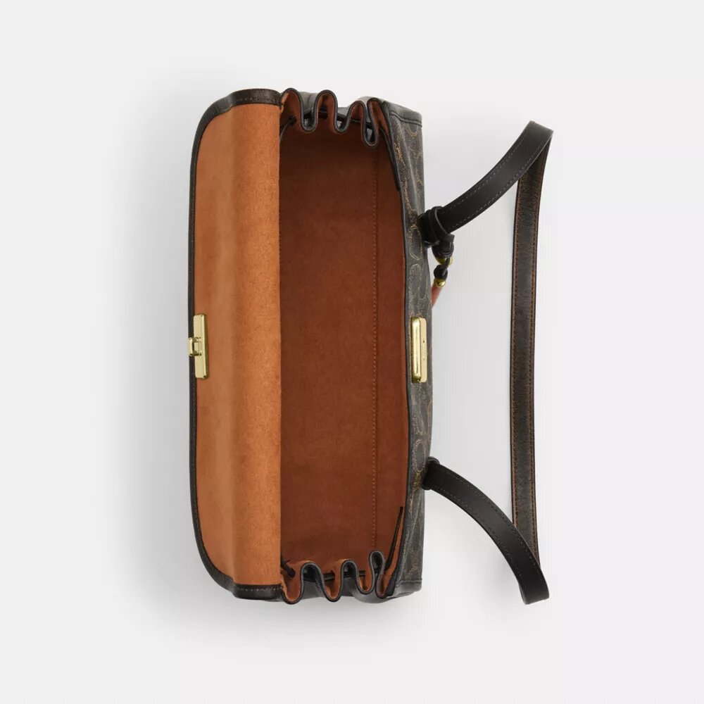 Bridget axelremsväskor med lock i Loved Signature Canvas med smycken
