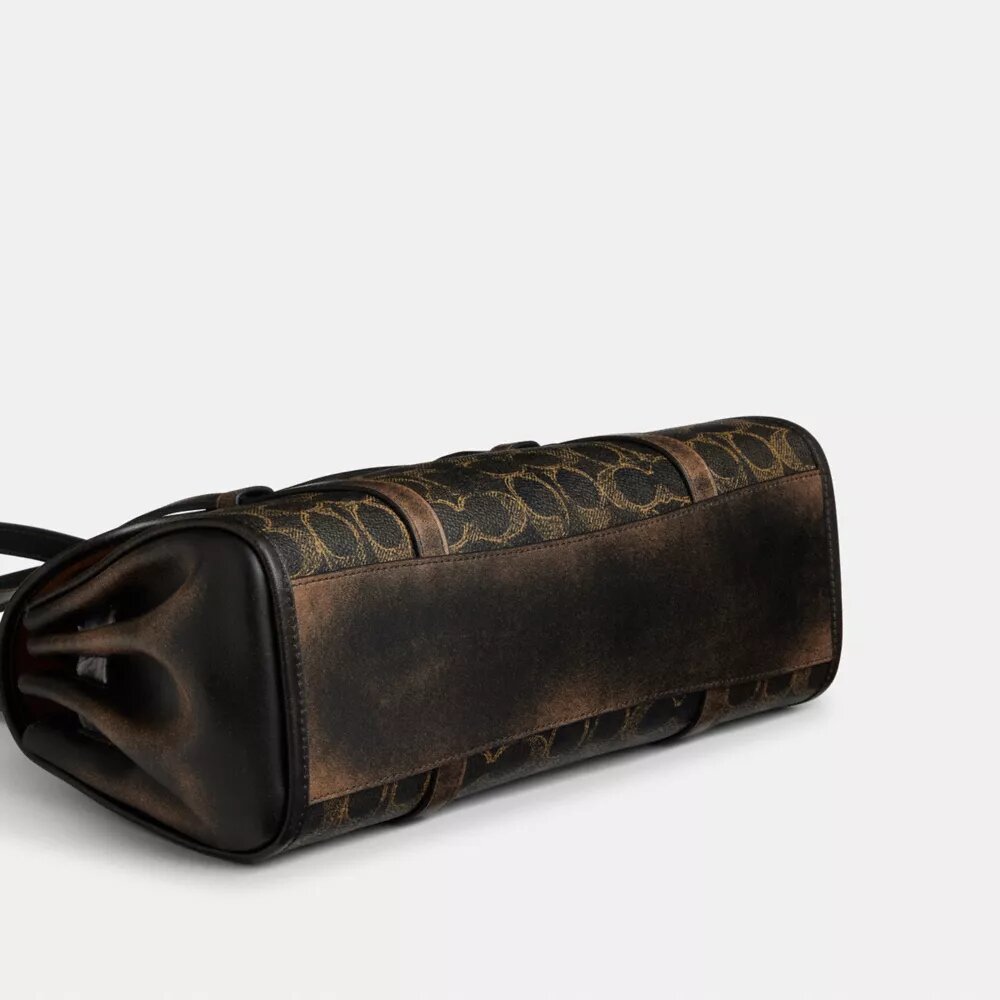 Bridget axelremsväskor med lock i Loved Signature Canvas med smycken