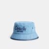 Buckethat i denim med broderad Coach-logotyp