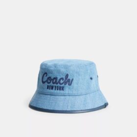 Buckethat i denim med broderad Coach-logotyp