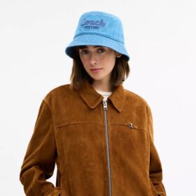 Buckethat i denim med broderad Coach-logotyp