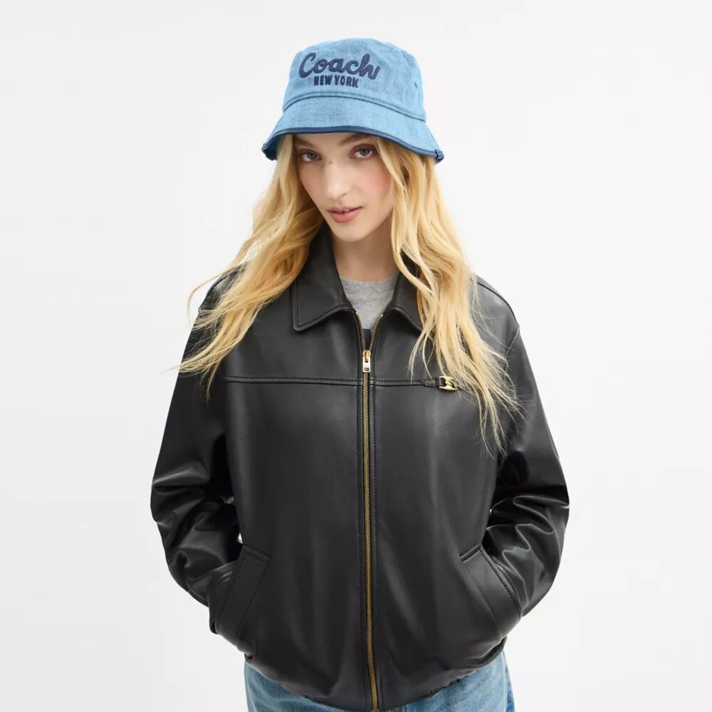 Buckethat i denim med broderad Coach-logotyp