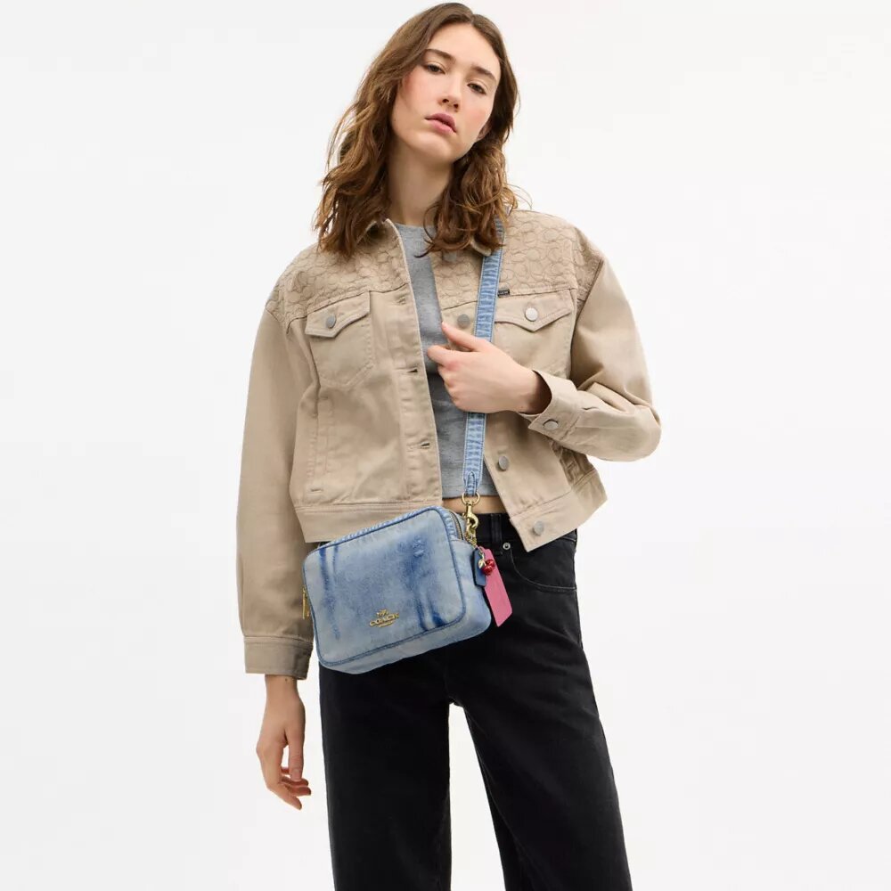 Carey-axelremsväska i Loved Denim med smycken