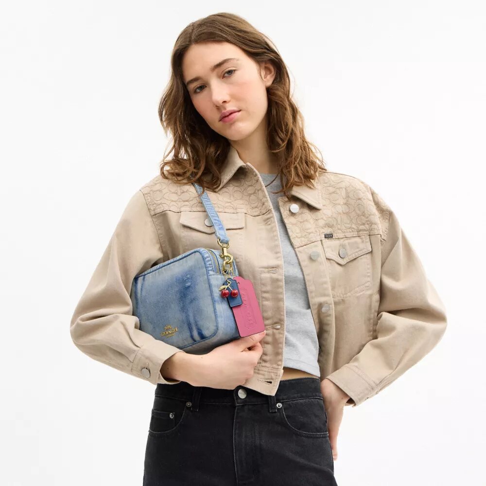 Carey-axelremsväska i Loved Denim med smycken