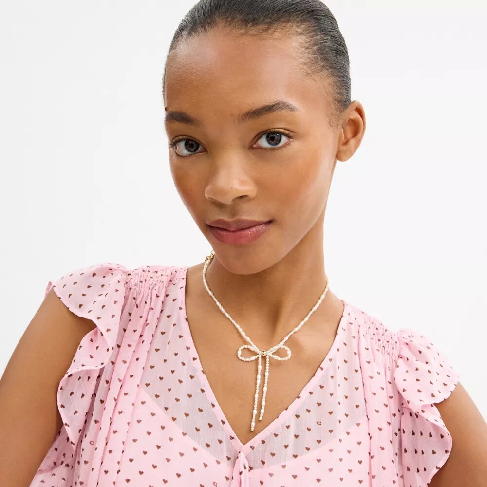 Chokerhalsband med pärlrosett