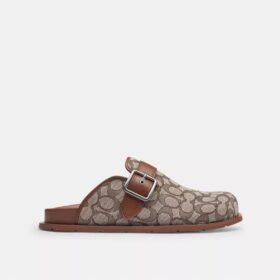 Clogs med spänne i vår signaturjacquard