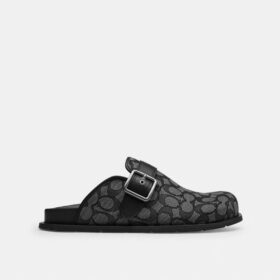 Clogs med spänne i vår signaturjacquard