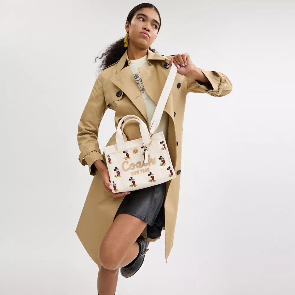 Disney X Coach Cargo Tygkassa 26 med Musse Pigg i regenerativ bomullscanvas