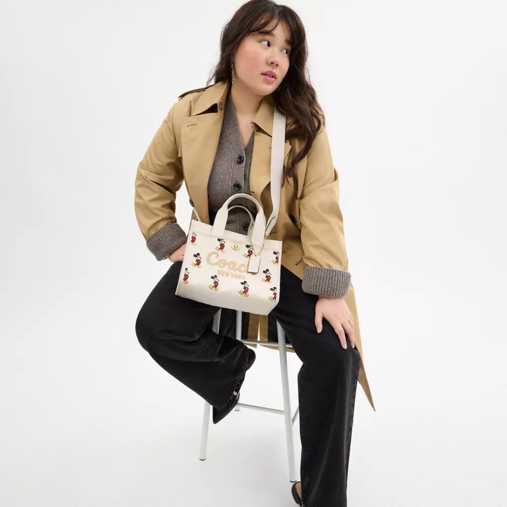 Disney X Coach Cargo Tygkassa 26 med Musse Pigg i regenerativ bomullscanvas