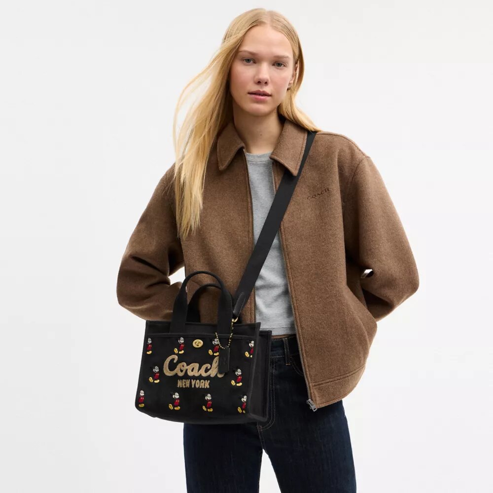 Disney X Coach Cargo Tygkassa 26 med Musse Pigg i regenerativ bomullscanvas