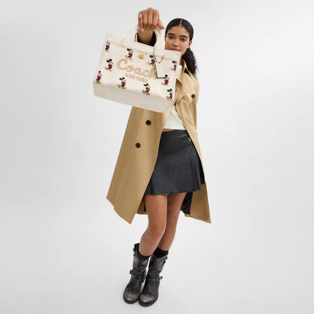 Disney X Coach Cargo Tygkassa 26 med Musse Pigg i regenerativ bomullscanvas