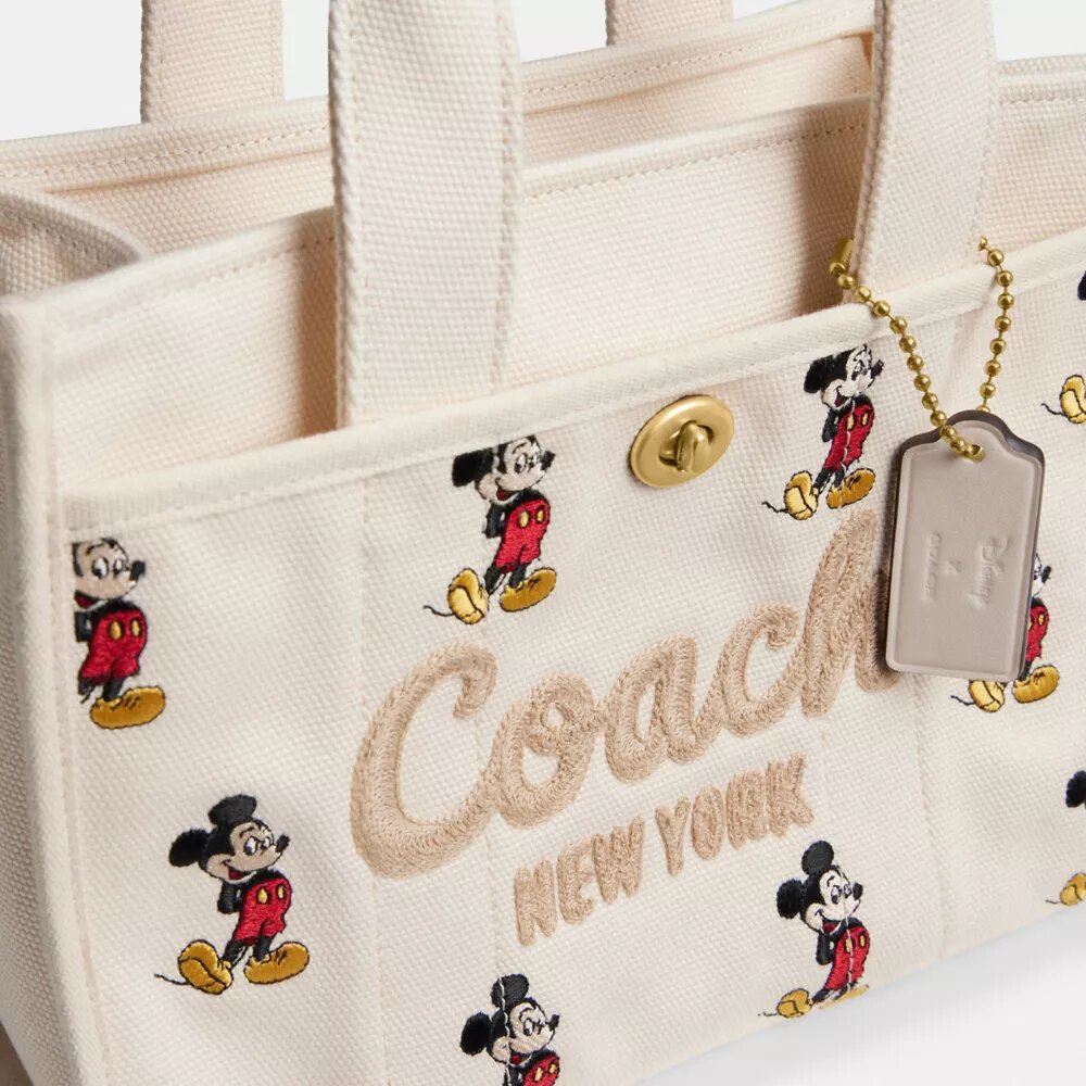 Disney X Coach Cargo Tygkassa 26 med Musse Pigg i regenerativ bomullscanvas