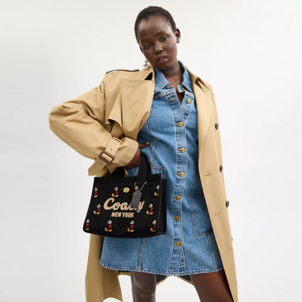 Disney X Coach Cargo Tygkassa 26 med Musse Pigg i regenerativ bomullscanvas