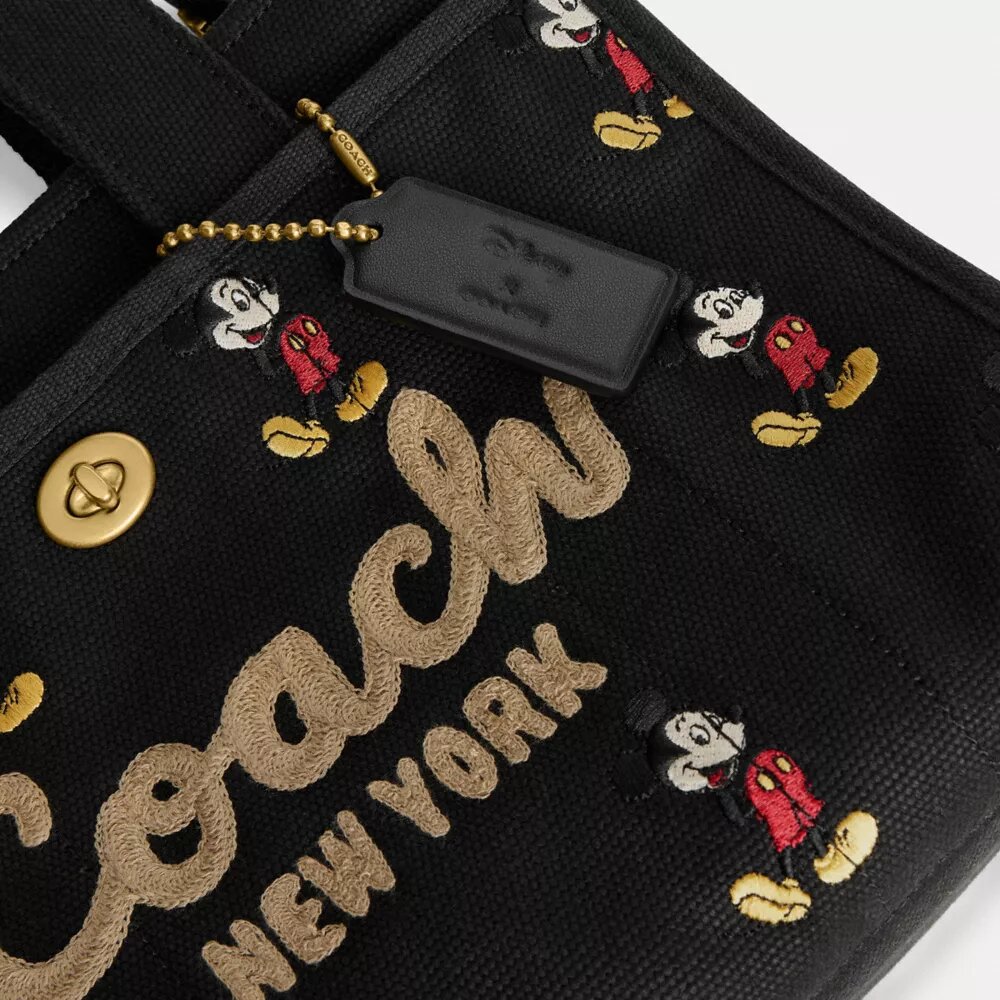 Disney X Coach Cargo Tygkassa 26 med Musse Pigg i regenerativ bomullscanvas