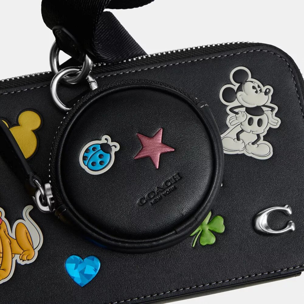 Disney X Coach Charter Slim Crossbody-väska med klistermärkesmönster