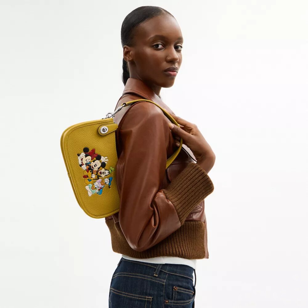 Disney X Coach Swinger-väskor i regenererat läder med Musse Pigg och vännerna