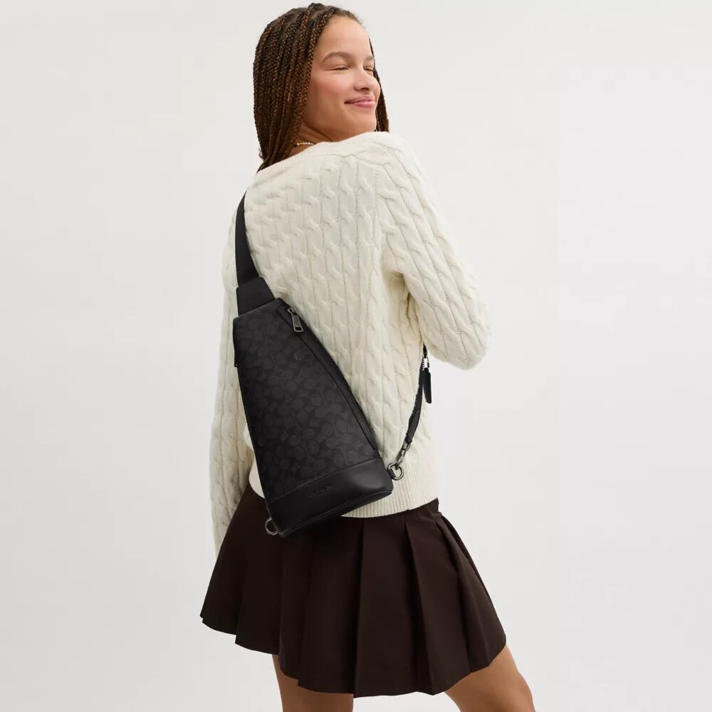 Dominic Sling Pack i Signature Canvas
