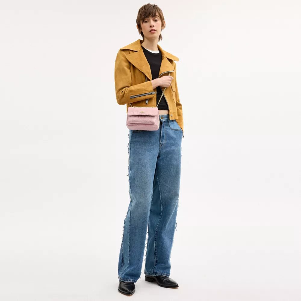 Elodie axelremsväska 18 i sliten denim med quiltning