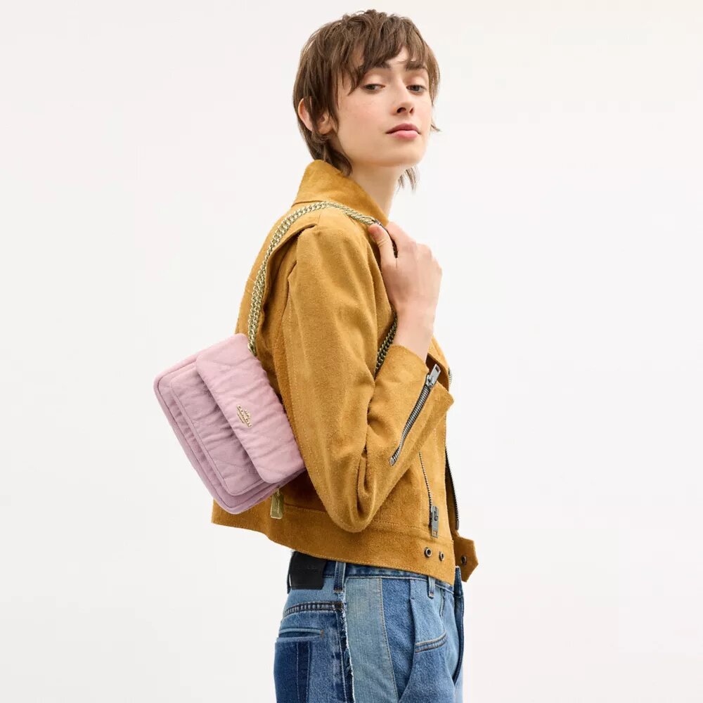 Elodie axelremsväska 18 i sliten denim med quiltning