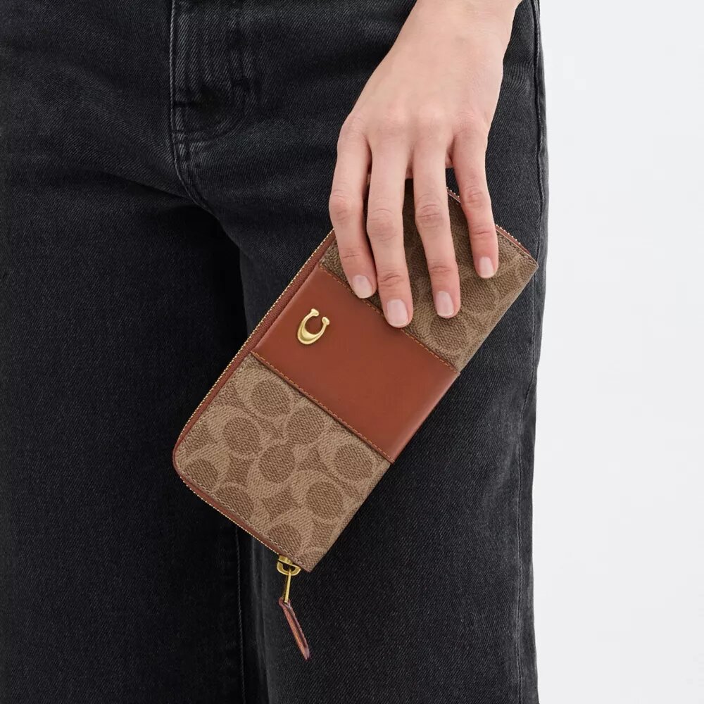 Essential Slim Accordion Zip Plånbok i Signature Canvas