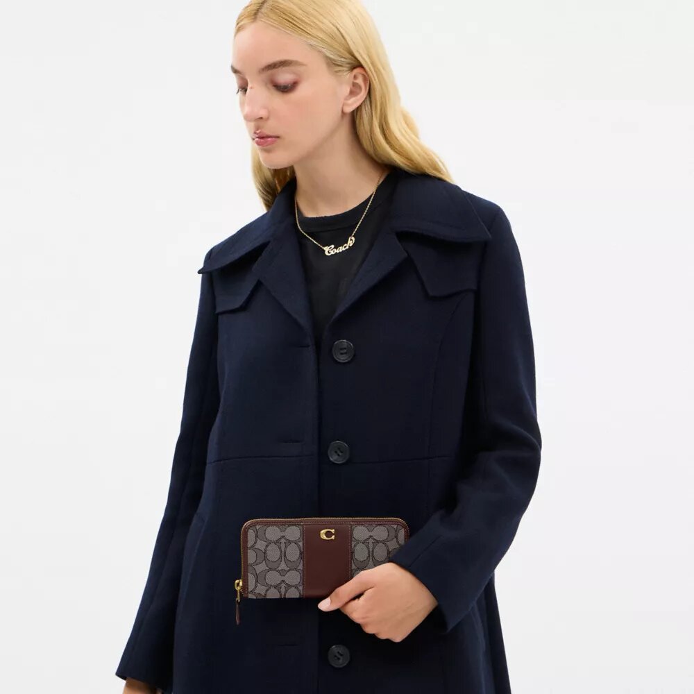 Essential Slim Accordion Zip Plånbok i vår signaturjacquard