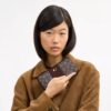 Essential Slim Plånbok i vår signaturjacquard