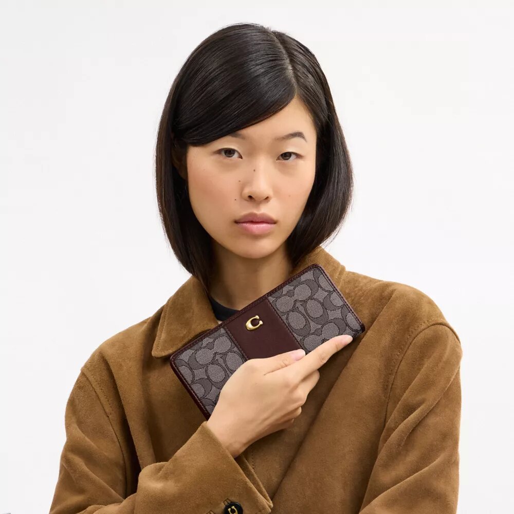 Essential Slim Plånbok i vår signaturjacquard