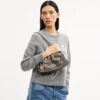 Faye-axelremsväskor i signaturjacquard med blommig broderi