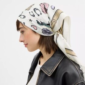 Fyrkantig silkescarf med ikoniska motiv
