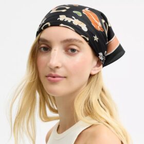 Fyrkantig silkescarf med ikoniska motiv