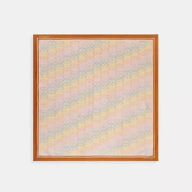 Fyrkantig silkescarf med signaturmönster i regnbågsfärger