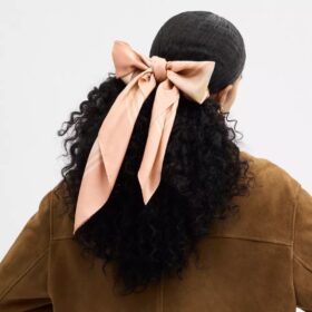 Fyrkantig silkescarf med signaturmönster i regnbågsfärger