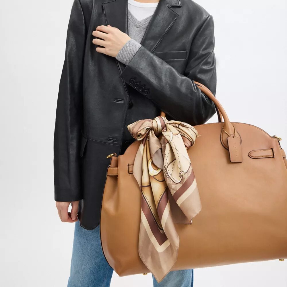 Fyrkantig silkescarf med Stacked Tabby Väskor-tryck