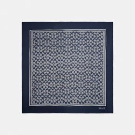 Fyrkantig silkescarf med texturerat signaturmönster