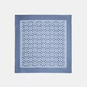 Fyrkantig silkescarf med texturerat signaturmönster