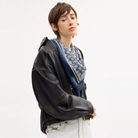 Fyrkantig silkescarf med texturerat signaturmönster