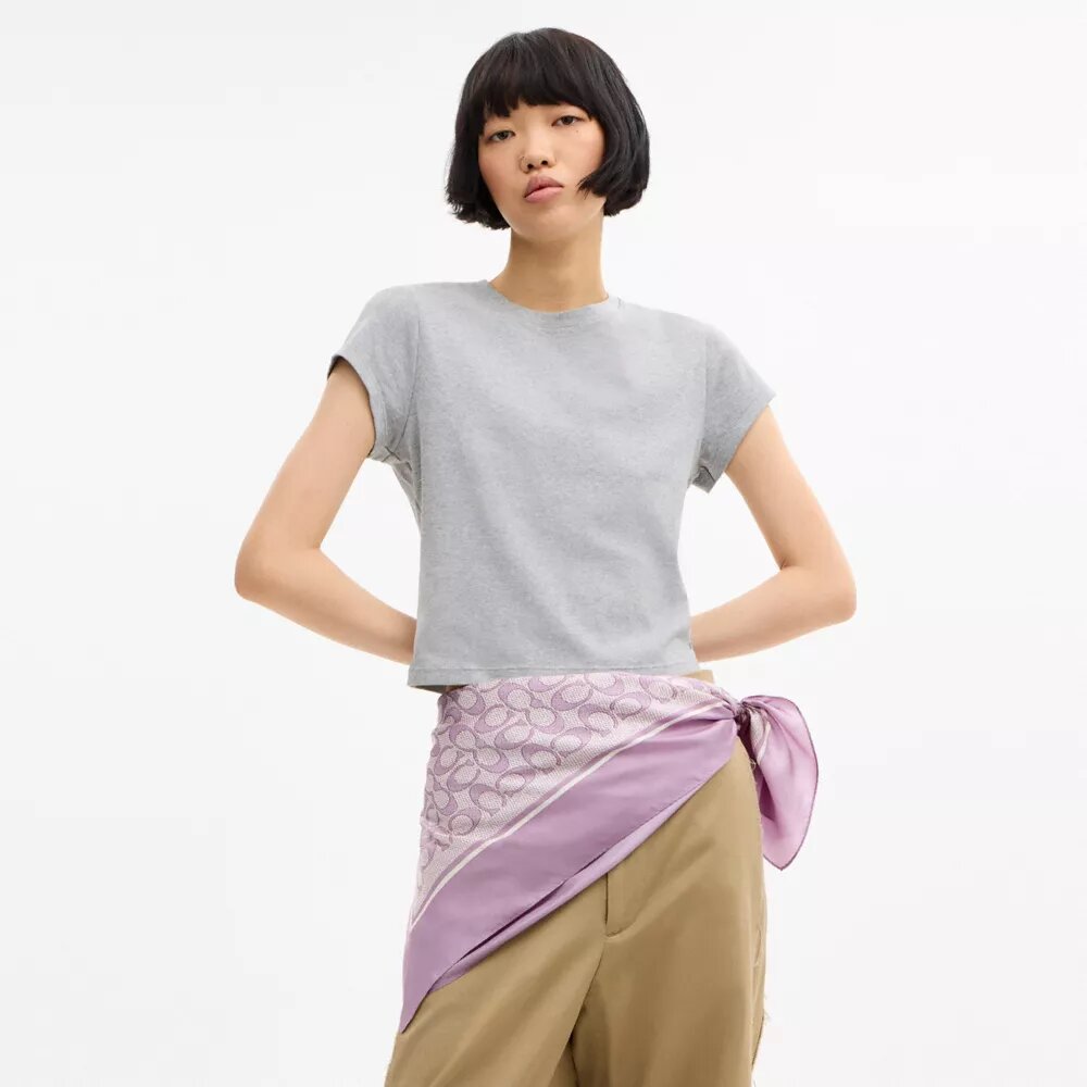 Fyrkantig silkescarf med texturerat signaturmönster
