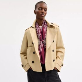 Fyrkantig silkescarf med texturerat signaturmönster