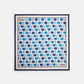 Fyrkantig silkescarf med trompe l’oeil-mönster av väskor