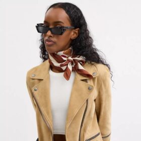 Fyrkantig silkescarf med trompe l’oeil-mönster av väskor
