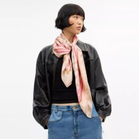 Fyrkantig silkescarf med tryck av Horse and Carriage