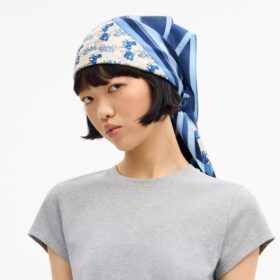 Fyrkantig silkescarf med tryck av Horse and Carriage